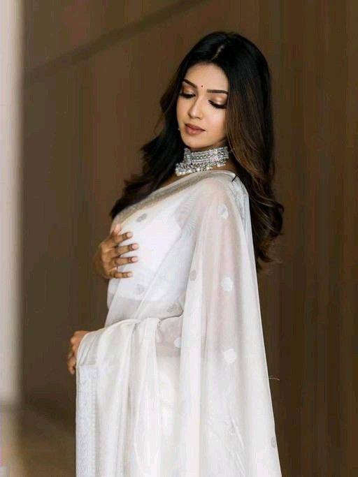 ClassicFit Saree Designed in Slub Cotton with Designer Weaving Blouse